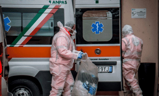 operatori sanitari davanti ad una ambulanza