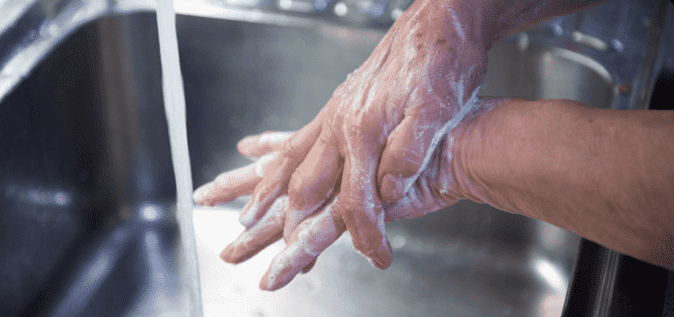 cuoca che si lava le mani
