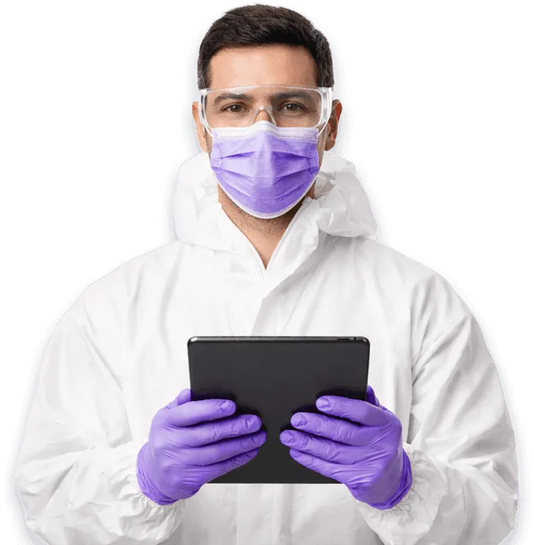 Operatore sanificazione con tablet in mano
